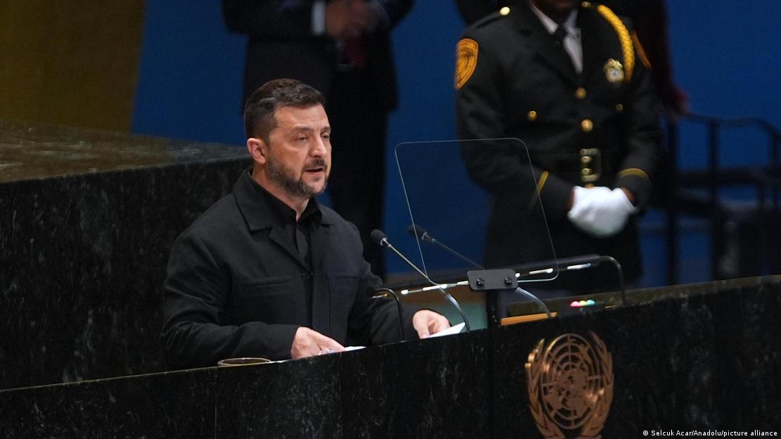 Der ukrainische Präsident Wolodymyr Selenskyj am Redepult der Vollversammlung der Vereinten Nationen