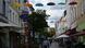 Ulica Friedrichstraße w Bonn ozdobiona kolorowymi parasolkami, wrzesień 2025 Ulica Friedrichstraße w Bonn ozdobiona kolorowymi parasolkami, wrzesień 2025