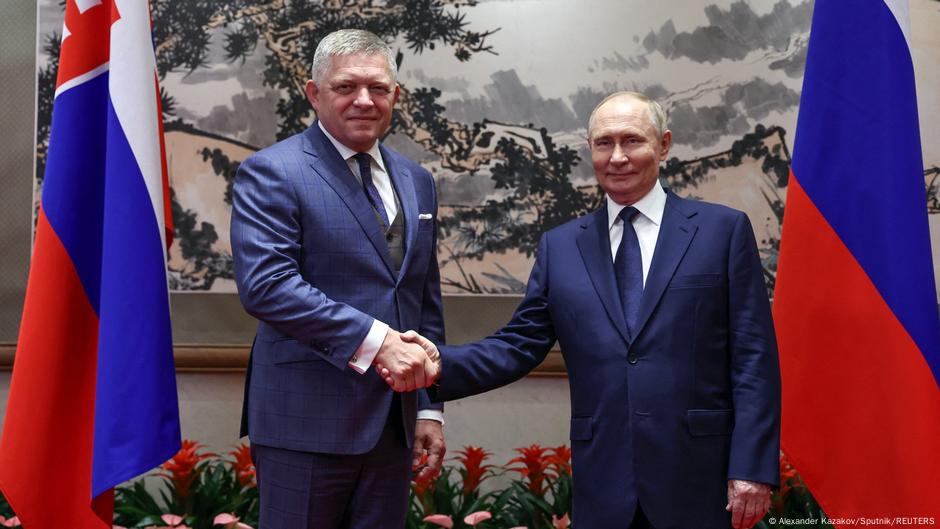 Uprkos pritisku da smanji uvoz ruske nafte i gasa, slovačka vlada kaže da bi to bilo preskupo. Na slici: slovački premijer Robert Fico (levo) s ruskim predsednikom Vladimirom Putinom početkom ovog meseca