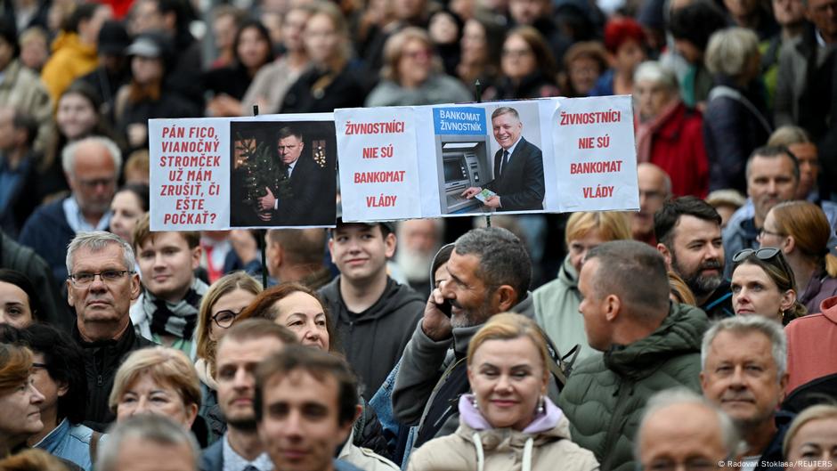Antivladini demonstranti su pokazali svoje nezadovoljstvo transparentima na kojima je pisalo „Preduzetnici nisu vladin bankomat“