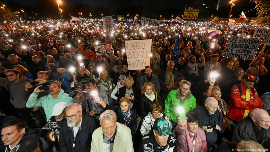 Hiljade Slovaka okupilo se u utorak 23. septembra u Bratislavi uzvikujući „Dosta je Fica! Fico u zatvor!“ i „Dosta je. Siti smo svega!“