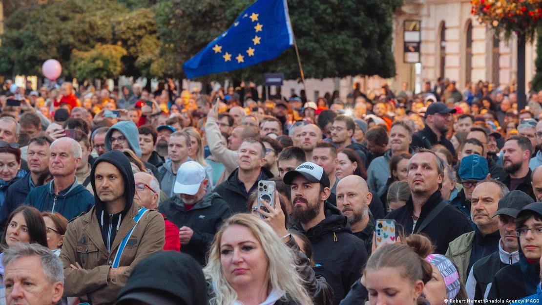 Zahlreiche Demonstranten, einer schwenkt eine EU-Flagge 