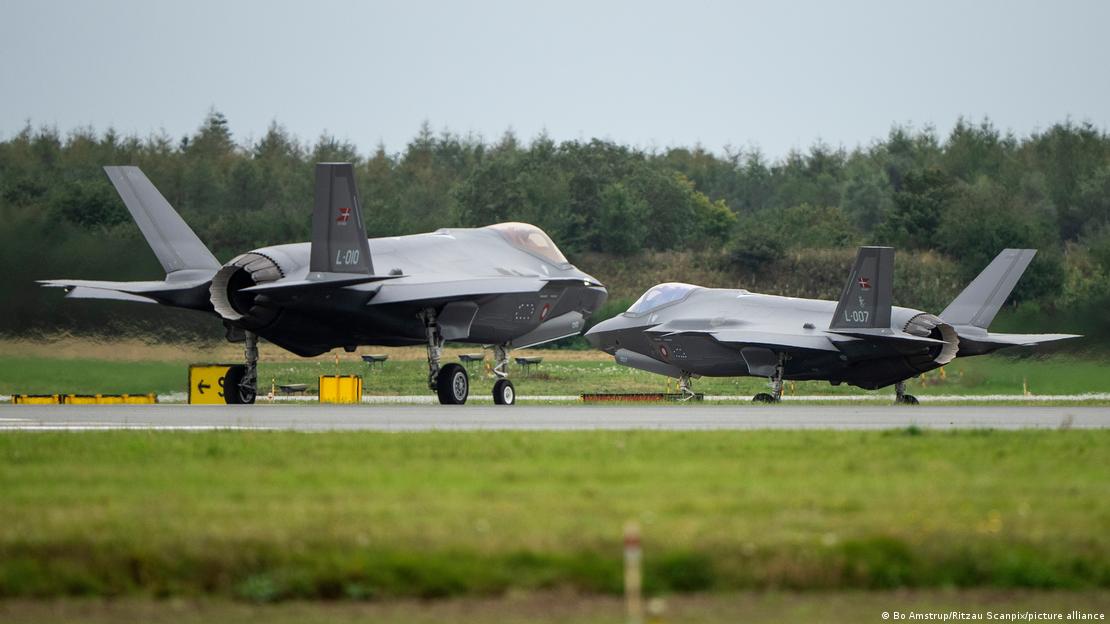 Pistte ilerleyen iki F-35