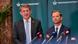 O ministro da Defesa da Dinamarca, Troels Lund Poulsen, e o da Justiça, Peter Hummelgaard, falam em frente a vários microfones durante entrevista coletiva de imprensa em Copenhague. Eles vestem ternos escuros e camisas claras.