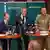 Verteidigungsminister Troels Lund Poulsen (l.) steht zusammen mit Justizminister Peter Hummelgaard und Vertreter von Polizei und Militär an Stehtischen, vor ihnen etliche Mikrofone