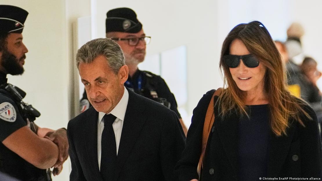 Sarkozy y su esposa Carla Bruni llegan al juzgado en París (25.09.2025)