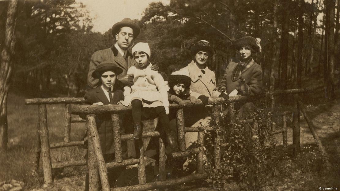 María Branyas aparece como una niña de cuatro años (tercera desde la izquierda, vestida de blanco) junto a su familia en Nueva Orleans en 1911, antes de trasladarse a España.