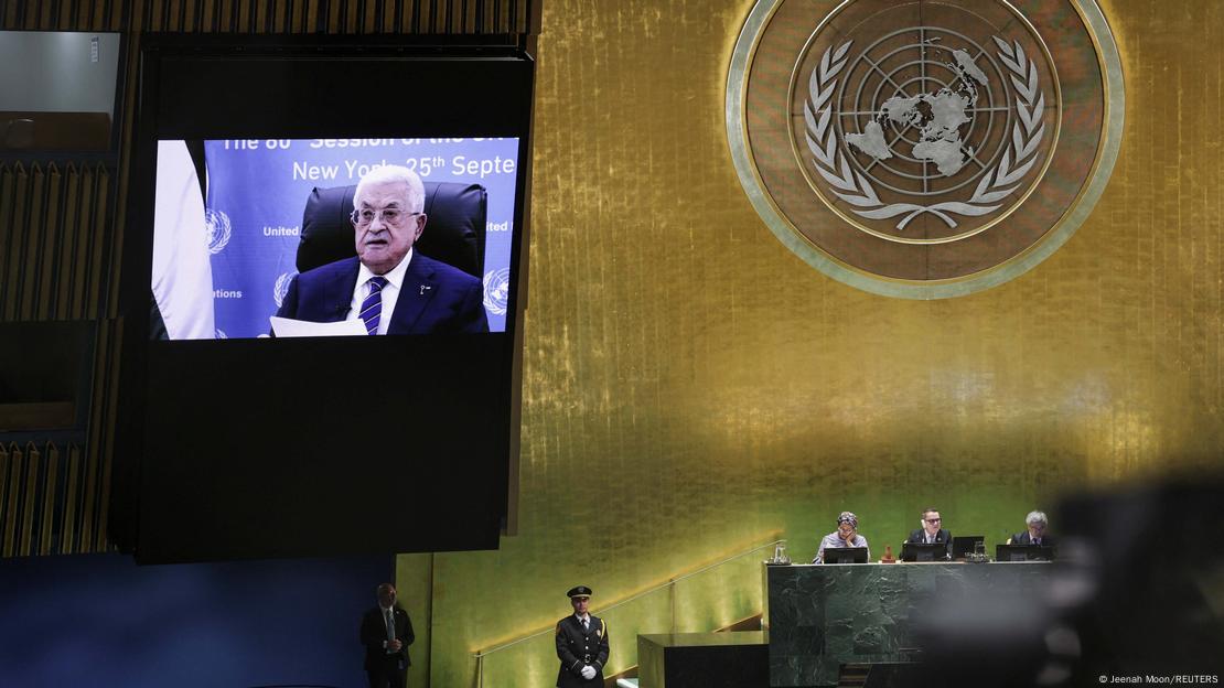 El presidente de la Autoridad Nacional Palestina, Mahmud Abás, aparece en una pantalla por videoconferencia en la Asamblea General de la ONU.