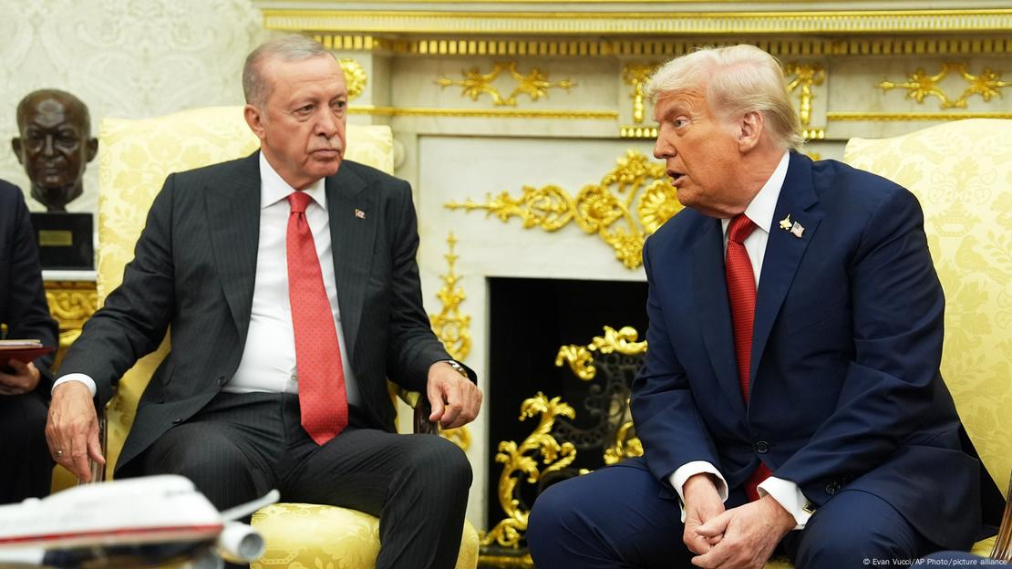 Cumhurbaşkanı Recep Tayyip Erdoğan ile ABD Başkanı Donald Trump Oval Ofis'te yan yana oturuyor