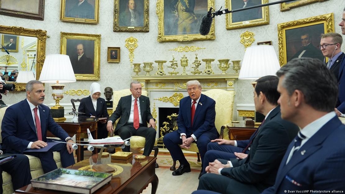 Erdoğan ve Trump Oval Ofis'te yan yana oturuyor, etraflarında bakanlar ve diğer hükümet yetkilileri görülüyor