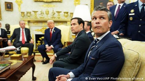 Oval Ofis'te Erdoğan ve Trump görüşmesinde iki ülkenin bakanları da karşılıklı olarak oturuyor 