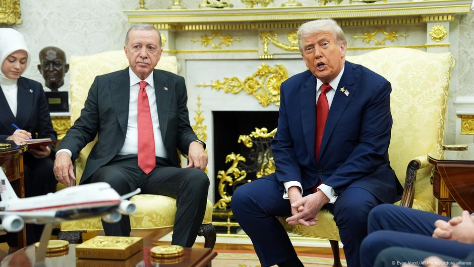 Trump urges Turkey's Erdogan to stop buying Russian oil  DW  09/25/2025