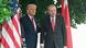 Trump ve Erdoğan, Beyaz Saray'ın bahçesinde yanlarında Türk ve Amerikan bayrakları ile basına poz veriyor Trump ve Erdoğan, Beyaz Saray'ın bahçesinde yanlarında Türk ve Amerikan bayrakları ile basına poz veriyor