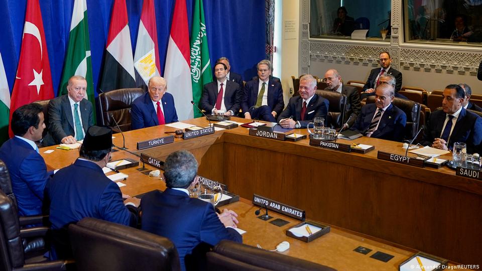 Recep Tayyip Erdoğan ve Donald Trump'ın yanı sıra Arap ülkelerinin liderleri bir masa etrafında oturuyorlar