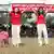 Dos mujeres chinas interpretan bailes típicos de su país en una jornada cultural en Zimbabue.