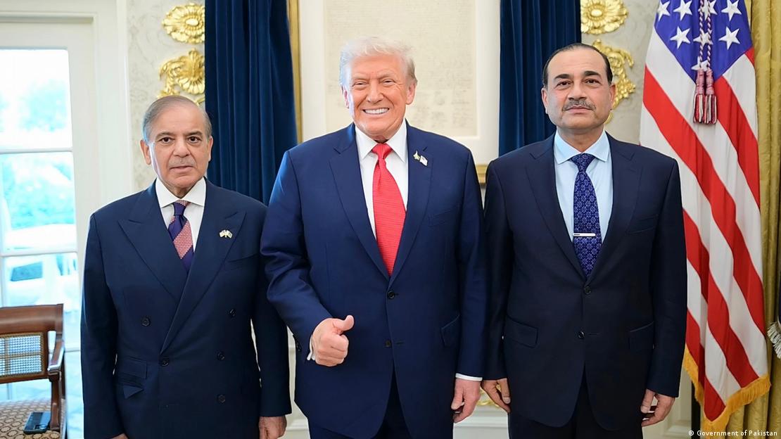 پاکستان کے وزیر اعظم محمد شہباز شریف اور چیف آف آرمی اسٹاف فیلڈ مارشل سید عاصم منیر کی واشنگٹن میں وائٹ ہاؤس میں امریکی صدر ڈونلڈ ٹرمپ سے ملاقات کی ایک تصویر (فائل فوٹو) پاکستان کے وزیر اعظم محمد شہباز شریف اور چیف آف آرمی اسٹاف فیلڈ مارشل سید عاصم منیر کی واشنگٹن میں وائٹ ہاؤس میں امریکی صدر ڈونلڈ ٹرمپ سے ملاقات کی ایک تصویر (فائل فوٹو)