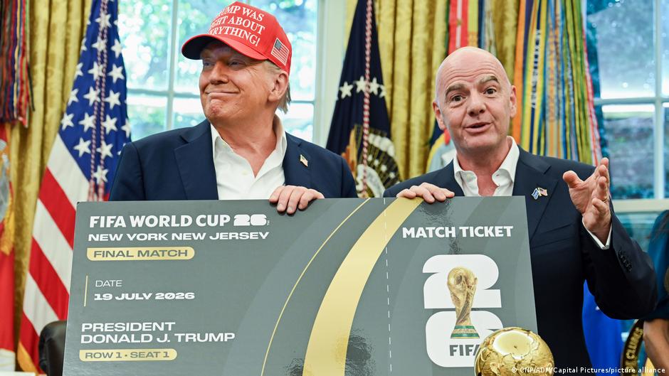 Donald Tramp i Đani Infantino predstavljaju ulaznicu za Mundijal, u Beloj kući 22.08.2025.