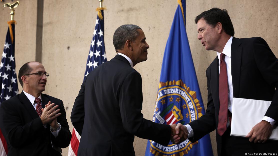 Ex-US-Präsident Barack Obama reicht James Comey die Hand