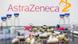 AstraZeneca logosunun önünde haplar ve enjeksiyon şişeleri ile iğneler duruyor AstraZeneca logosunun önünde haplar ve enjeksiyon şişeleri ile iğneler duruyor