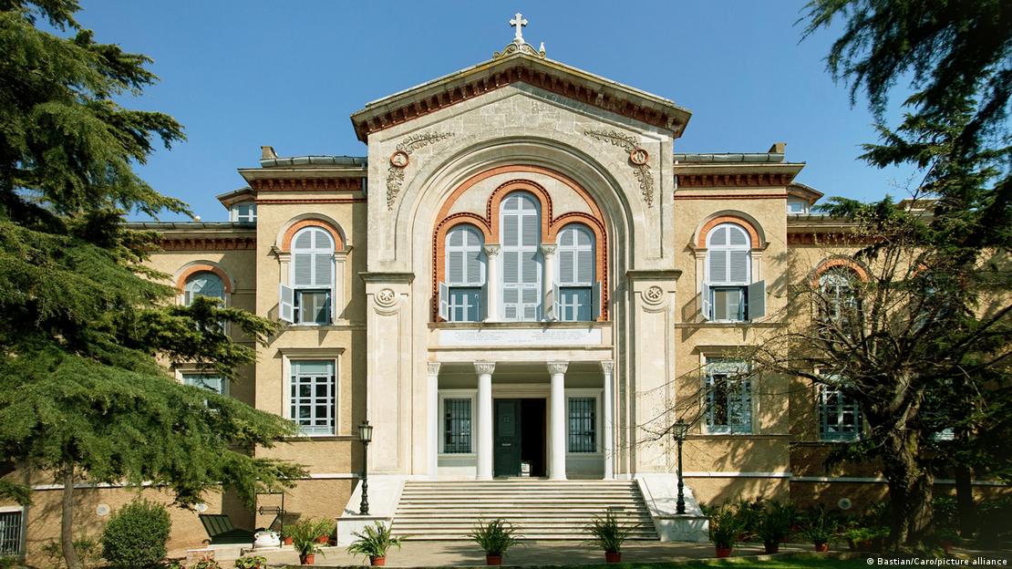 Heybeliada'daki Ruhban Okulu binasının cepheden görüntüsü 