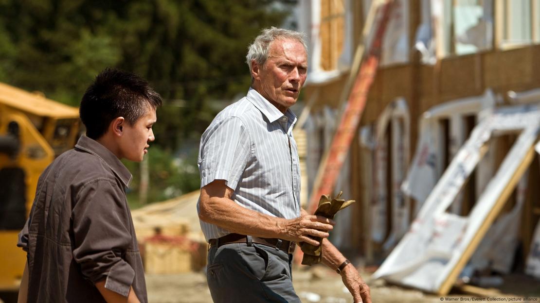 Clint Eastwood y Bee Vang caminan por un sitio de construcción en una escena de la película "Gran Torino". 