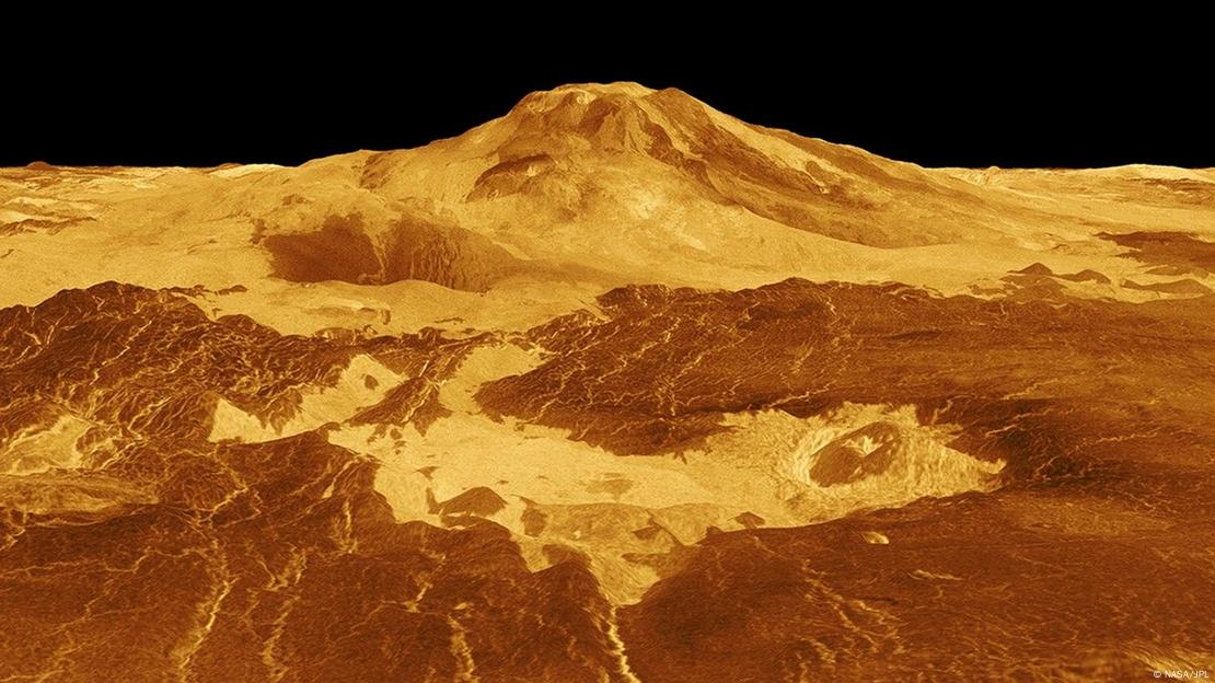 Representación tridimensional del volcán Maat Mons en la superficie de Venus, planeta donde científicos han descubierto evidencias de enormes túneles de lava.