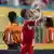 Joshua Kimmich trinkt während einer Spielpause während einer Partie der Klub-WM aus einer Wasserflasche