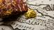 Ein Gold-Nugget und ein Bauxit-Brocken liegen auf einer altertümlichen Landkarte, auf der der Name Africa zu lesen ist Ein Gold-Nugget und ein Bauxit-Brocken liegen auf einer altertümlichen Landkarte, auf der der Name Africa zu lesen ist