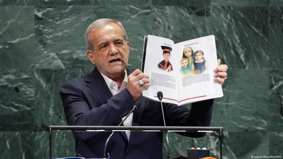 Mesud Pezeşkiyan, BM Genel Kurulu'na hitap ettiği konuşmasında elindeki bir kitabı gösteriyor.