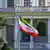 Una bandera iraní ondea frente al Consulado de Irán en Estambul, Turquía, donde en julio pasado Alemania, Gran Bretaña y Francia reanudaron las conversaciones nucleares.
