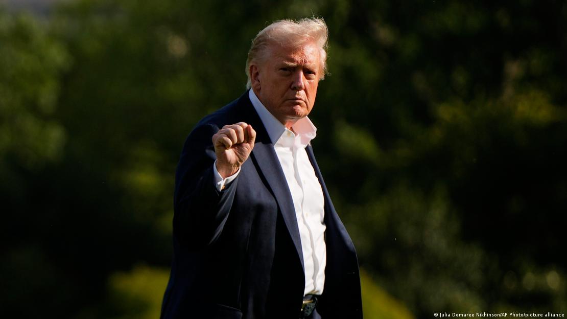 Donald Trump zeigt die geballte Faust