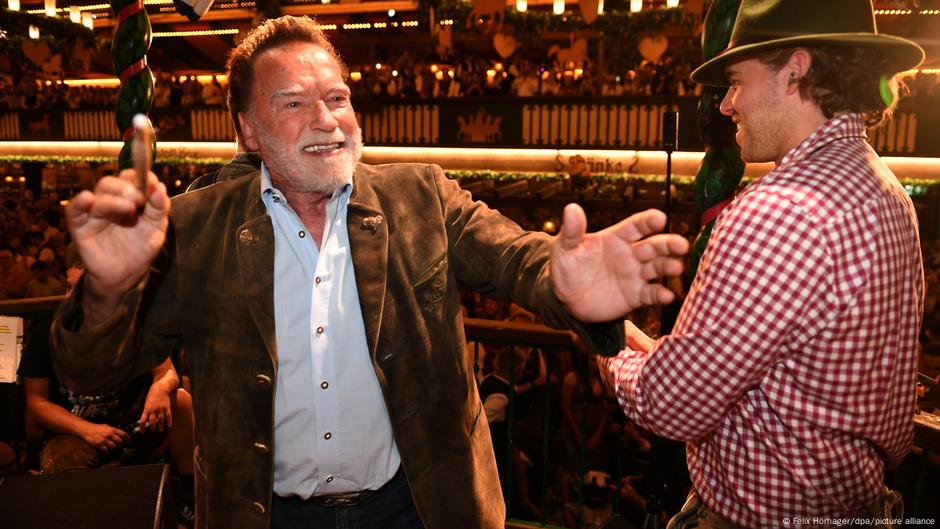 Arnold Švarceneger sa sinom - diriguje orkestru na Oktoberfestu, 26. septembar 2025.
