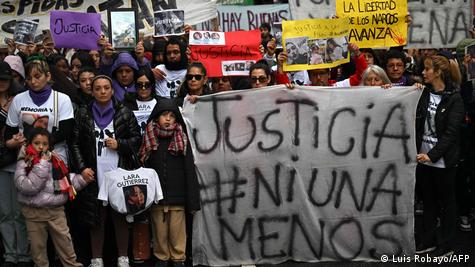 Argentina: Thousands march for women murdered on livestream – DW –  09/28/2025