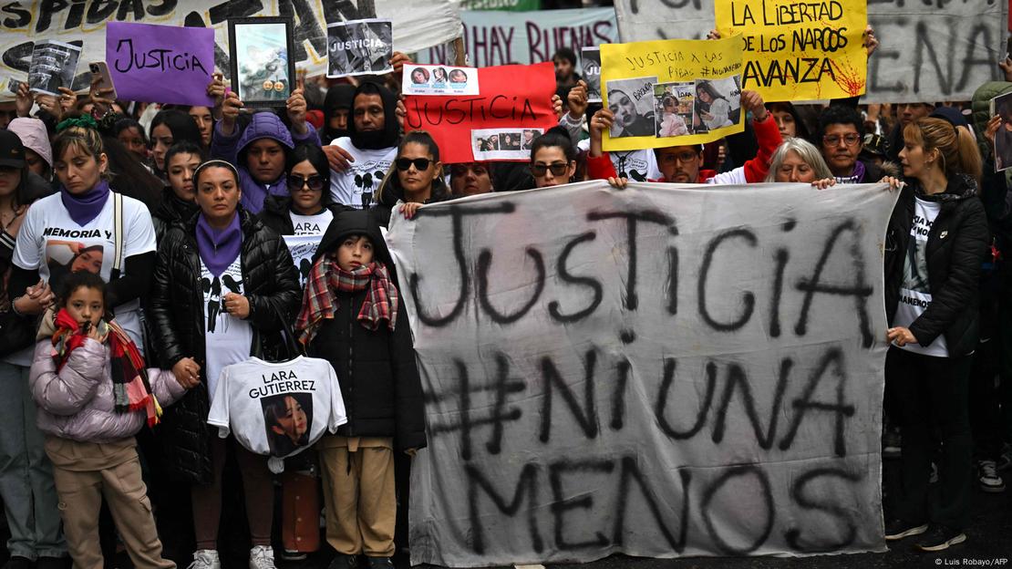 Argentina, Buenos Aires, 2025 | Manifestación contra femicidios en Argentina. Adultos y menores, vestidos de blanco, negro y lila, protestan con carteles que exigen justicia y denuncian el avance narco en Argentina Argentina, Buenos Aires, 2025 | Manifestación contra femicidios en Argentina. Adultos y menores, vestidos de blanco, negro y lila, protestan con carteles que exigen justicia y denuncian el avance narco en Argentina