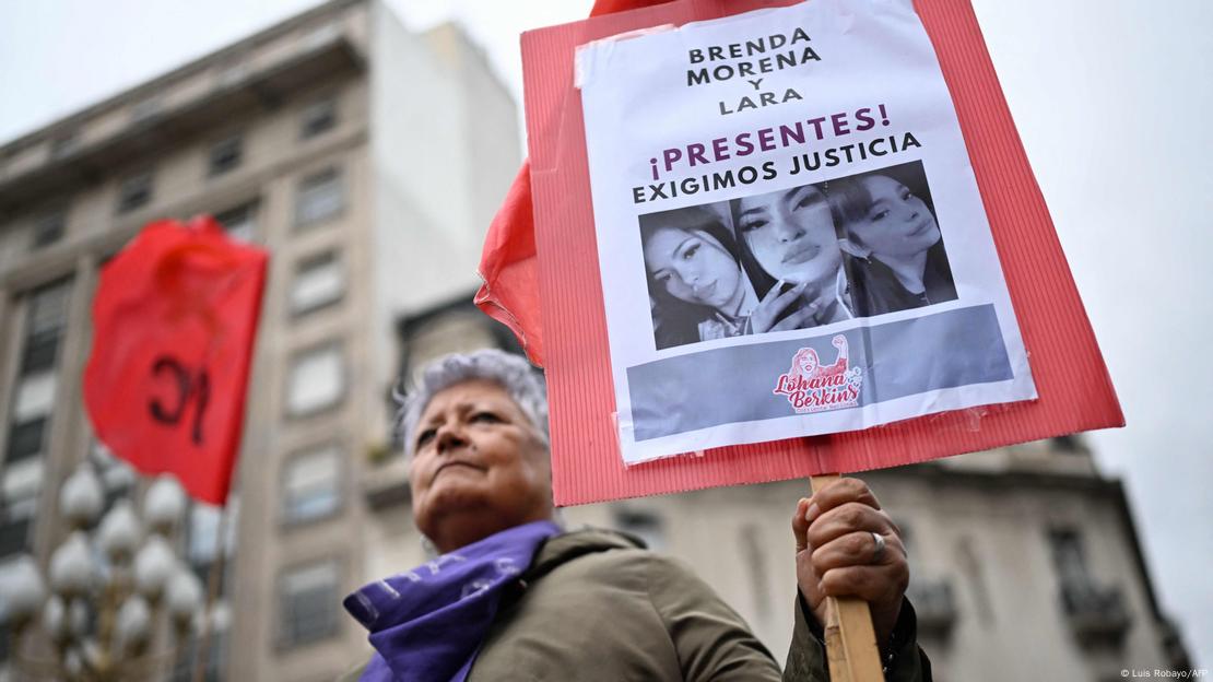 Argentina, Buenos Aires, 2025 | Una mujer mayor porta un cartel con tres fotos de mujeres jóvenes y un texto que reza: Brenda, Morena y Lara. ¡Presentes! Exigimos Justicia. Argentina, Buenos Aires, 2025 | Una mujer mayor porta un cartel con tres fotos de mujeres jóvenes y un texto que reza: Brenda, Morena y Lara. ¡Presentes! Exigimos Justicia.