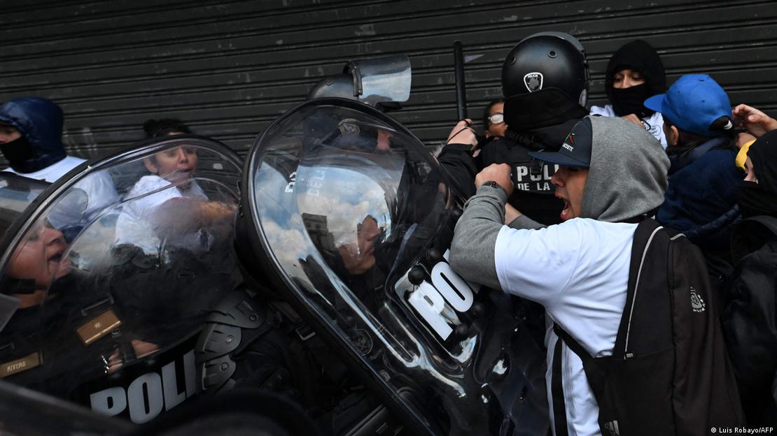 Familiares y amigos de las jóvenes asesinadas se enfrentan a la policía antidisturbios durante una manifestación en Buenos Aires, Argentina, el sábado (27.09.2025), convocada por grupos defensores de derechos humanos bajo el lema: 