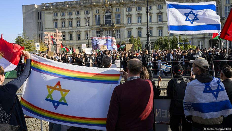 Kad se sretnu dve strane: u prvom planu je nekoliko proizraelskih, a u daljini skoro 60.000 propalestinskih demonstranata - Berlin, 27. septembra 2025.