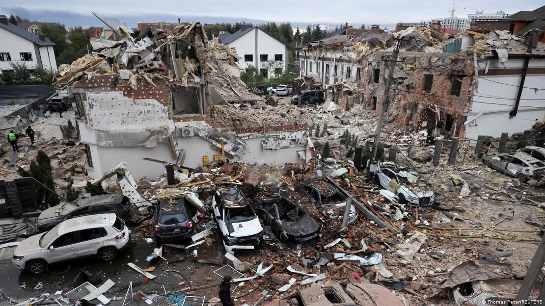 Vista general de cómo quedó parte de un barrio residencial en Kiev después de los ataques con drones y misiles de Moscú (28.09.2025)