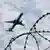 Deutschland Schönefeld 2024 | Flugzeug startet am Flughafen BER hinter Natodraht