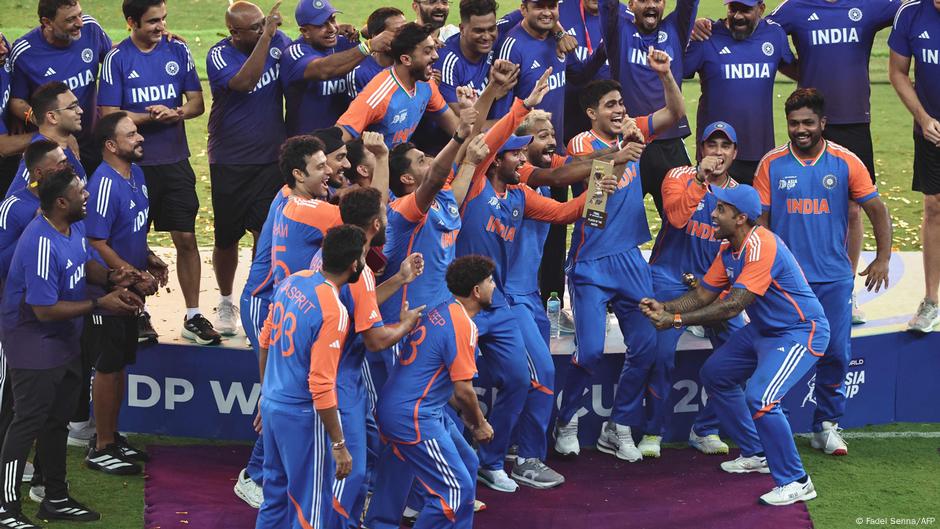 পাক মন্ত্রীর থেকে ট্রফি নিলো না ভারত, মেডেলও  পেলো না
