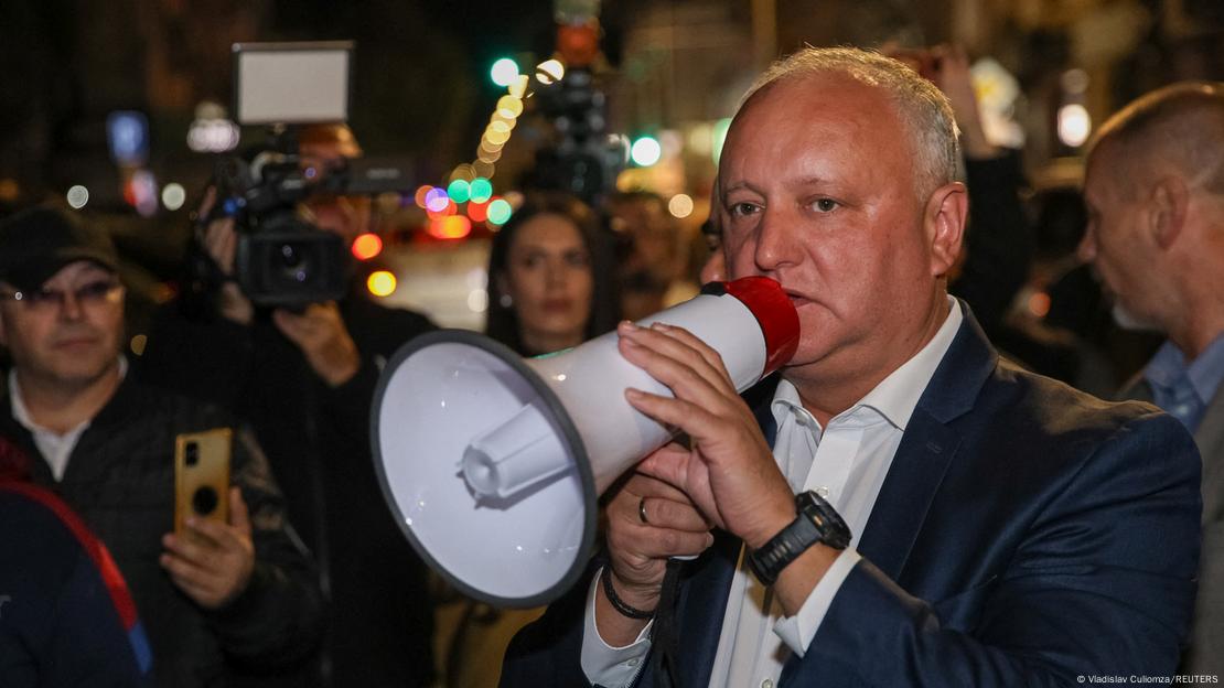 Igor Dodon duke folur me altoporlant, pas tij përkrahësit