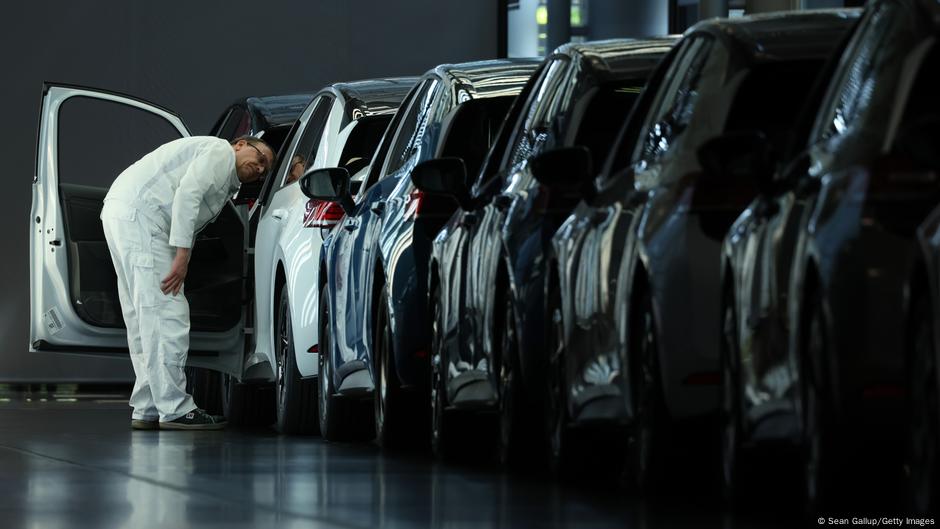 Niemiecka motoryzacja tnie miejsca pracy. Pomoże szczyt z Merzem?