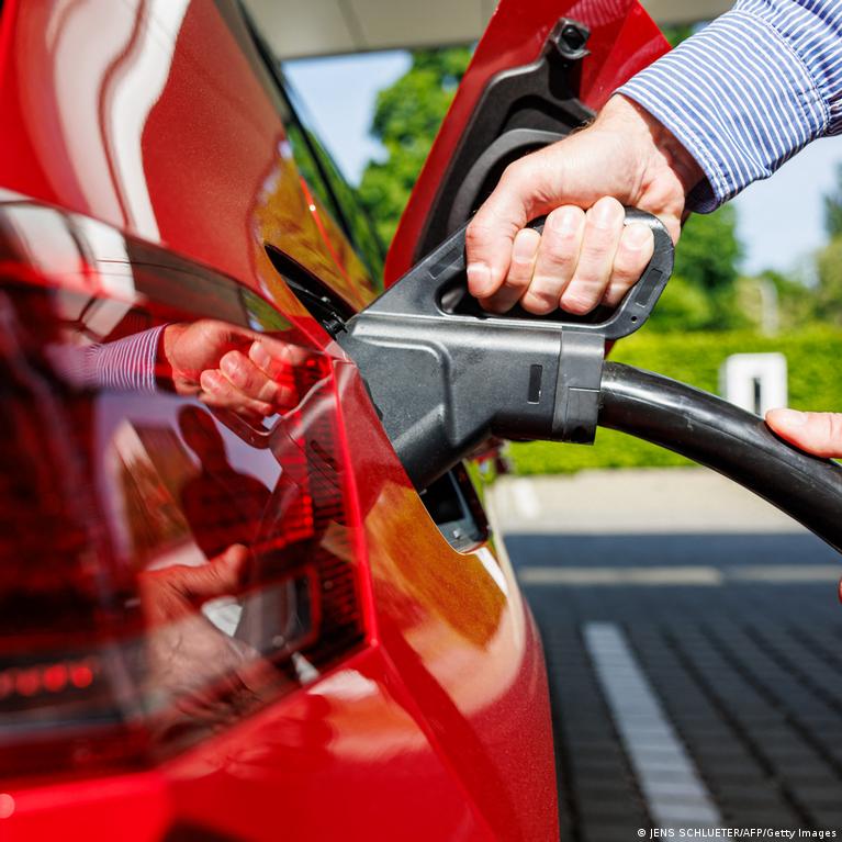 dw.com - Stuart Braun - Are electric car batteries as dirty as critics claim?