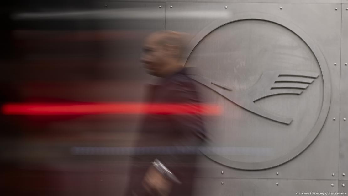 Logoja e Lufthansës dhe një person që nuk shihet mirë 