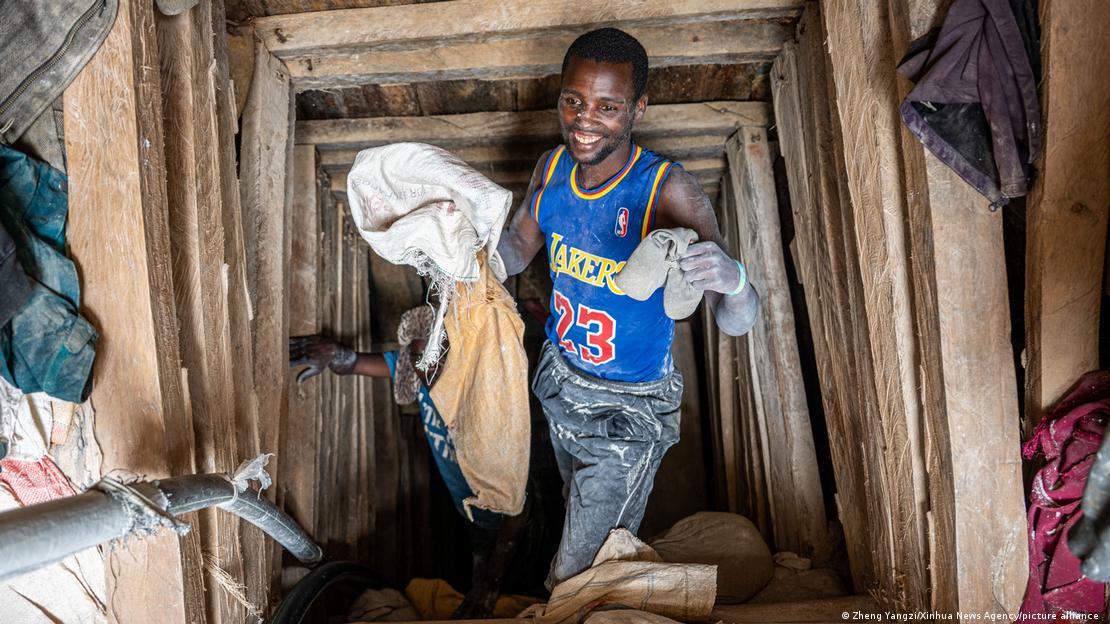 Minerador em túnel das minas de Rubaya, na República Democrática do Congo
