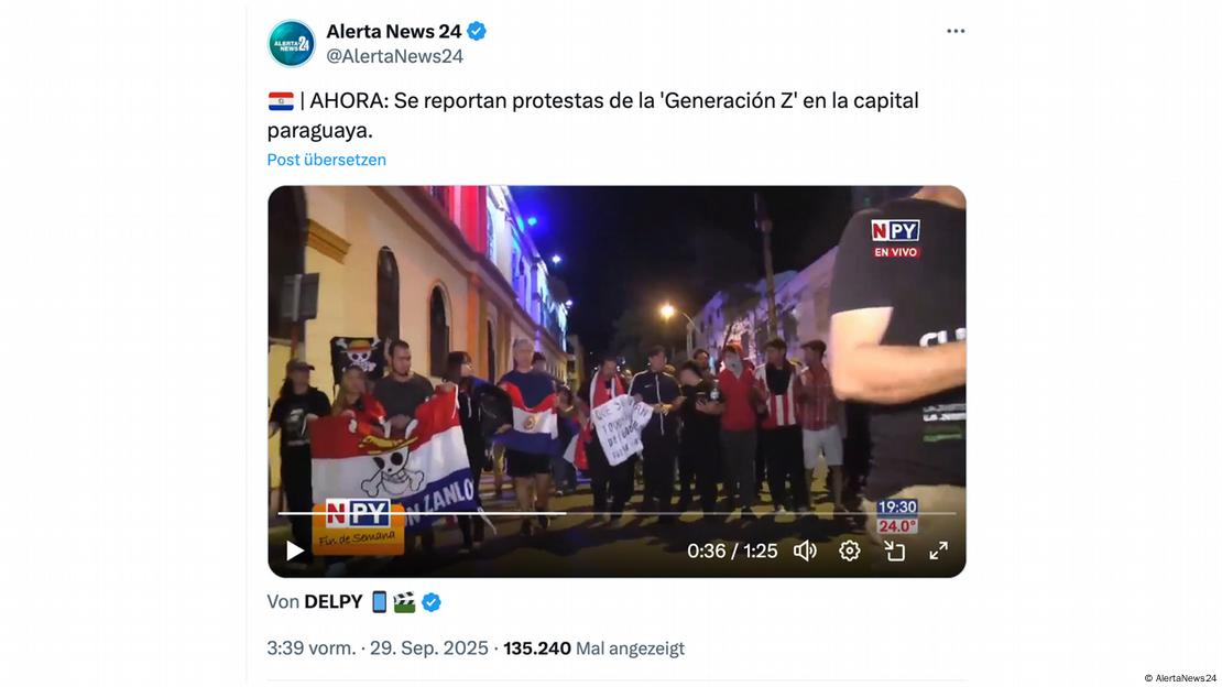 Screenshot de un post de Twitter que informa sobre las protestas en Asunción. La imagen muestra gente por la calle con banderas y pancartas. 