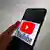 Логотип YouTube-Logo на экране смартфона