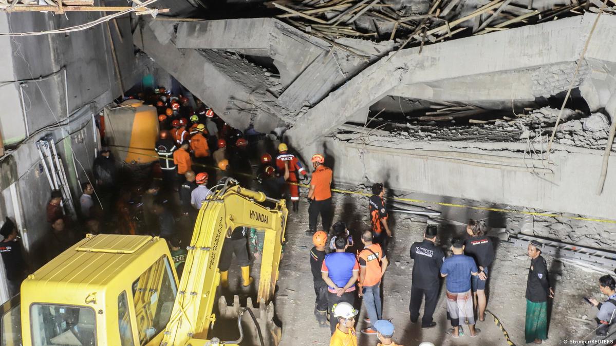 Derrumbe de colegio en Indonesia: un muerto y desaparecidos – DW – 30/09/2025