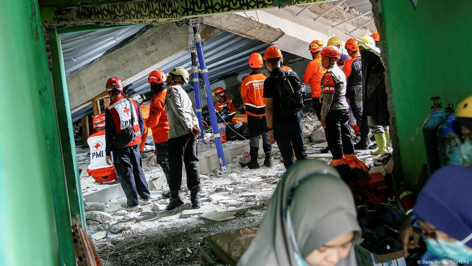 Indonesia: Dozens trapped in school building collapse – DW – 09/30/2025