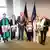 Deutschland Berlin 2025 | Bundeskanzler Friedrich Merz steht mit sieben Männern und Frauen zusammen, die Bilder ihrer verschleppten Angehörigen vor sich halten